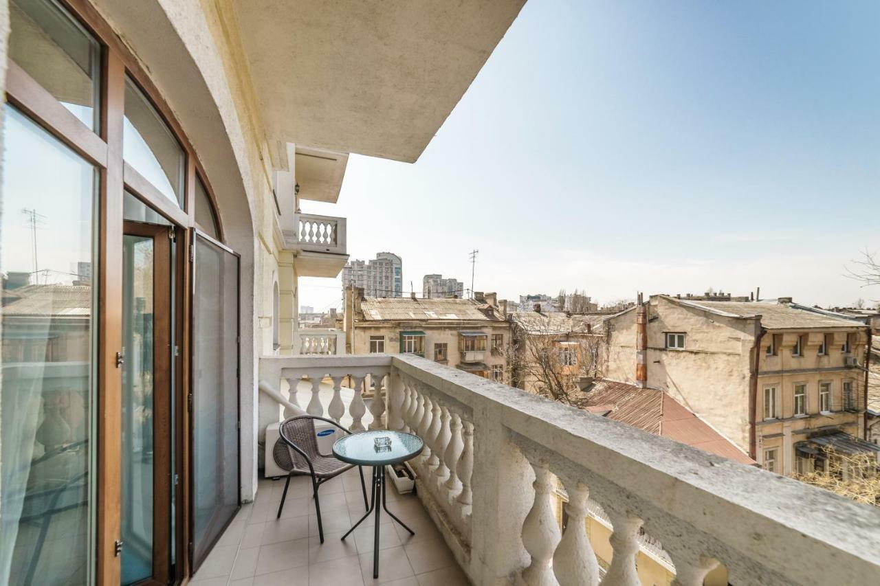 Stylish Apartment With A Balcony Overlooking The Park Odessa Luaran gambar